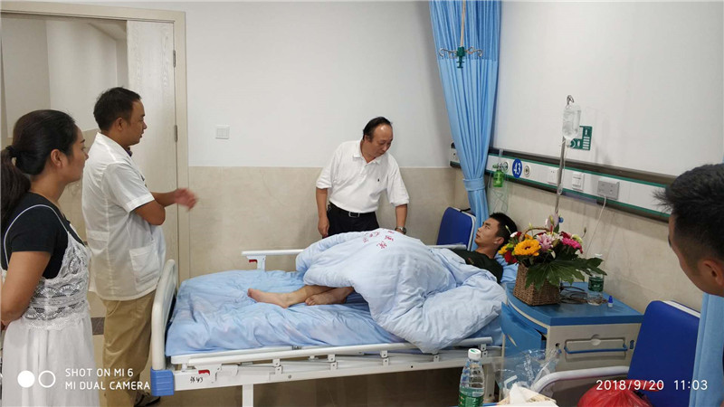 旌德县中医院院长黄惠泉、副院长吕海林等率领工作人员，看望、慰问因执行公务被马蜂蜇伤的消防战士